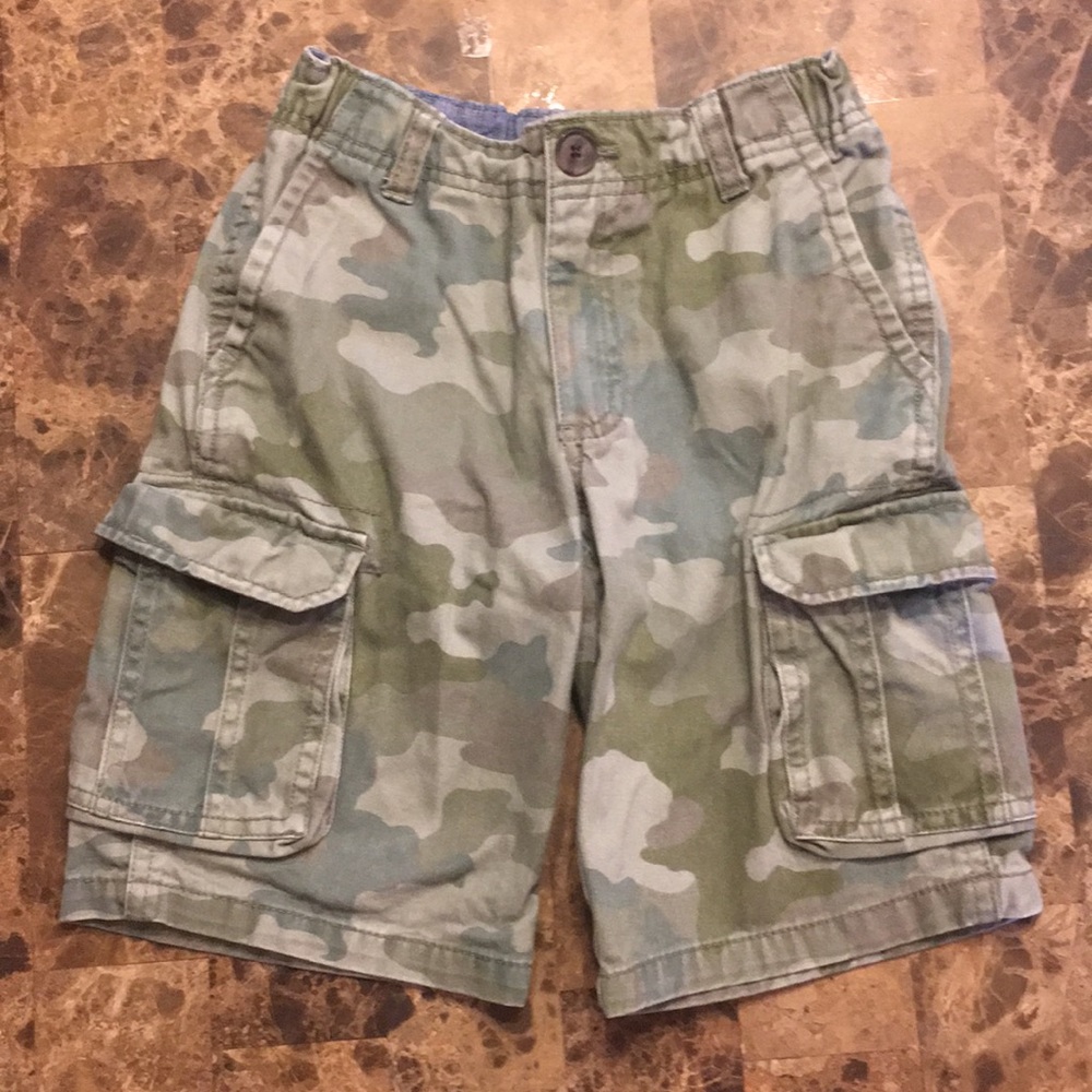 Boys cat and jack camo cargo shorts size 8
